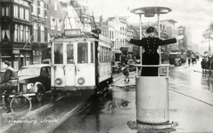 122049 Afbeelding van een verkeersagent op het Vredenburg te Utrecht, met links een electrische tram van het G.E.V.U. ...